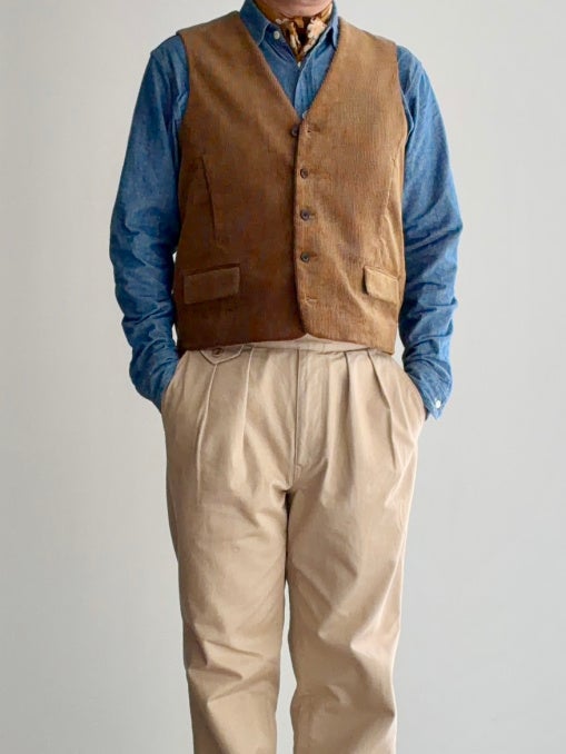 KENNETH FIELD  コーデュロイベスト  IRON VEST (BROWN)の男性着用画像 正面（モデル身長174cm）