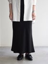 白のオーバーサイズシャツに黒のロングフレアスカート