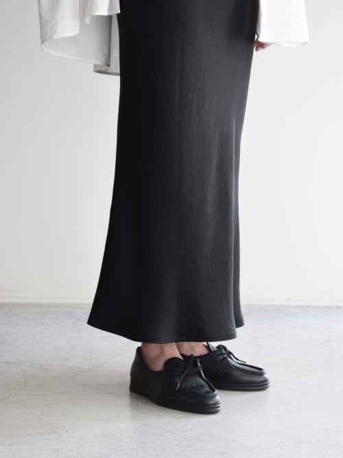 黒のロングサテンフレアスカートの裾のアップ着用画像