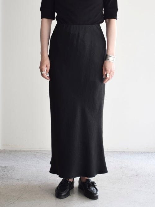 黒のロングサテンフレアスカートの正面の着用画像