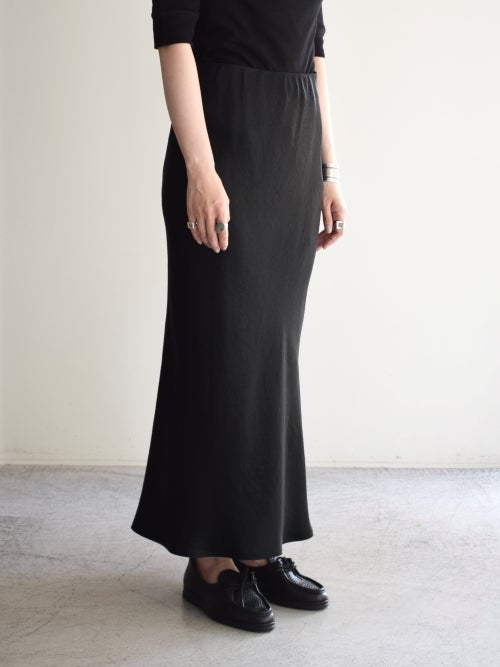 黒のロングサテンフレアスカートのななめの着用画像