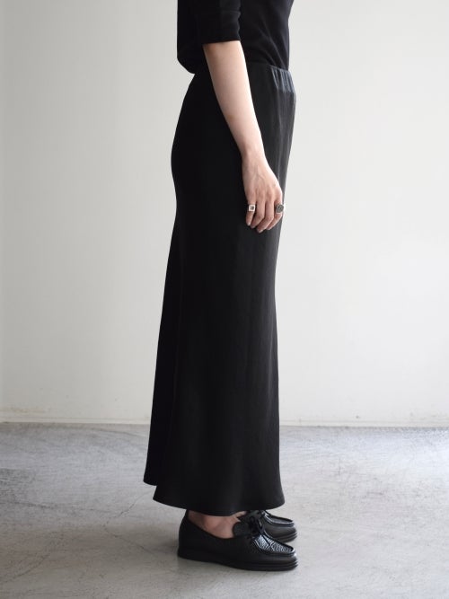 黒のロングサテンフレアスカートのサイドの着用画像