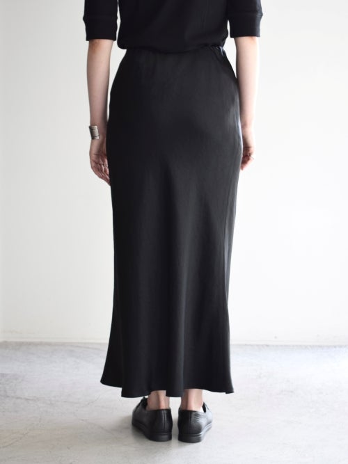 黒のロングサテンフレアスカートのバックの着用画像