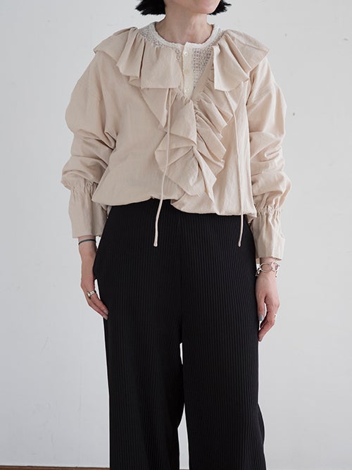 LE MELANGE（ル メランジュ）ベージュのラッフルカラーブラウスを着た女性のフロント着用画像