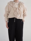 LE MELANGE（ル メランジュ）ベージュのラッフルカラーブラウスを着た女性のフロント着用画像