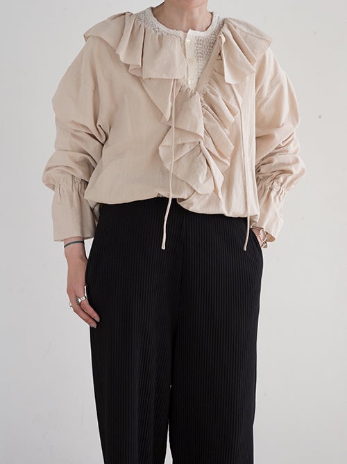 LE MELANGE（ル メランジュ）ベージュのラッフルカラーブラウスを着た女性のフロント着用画像