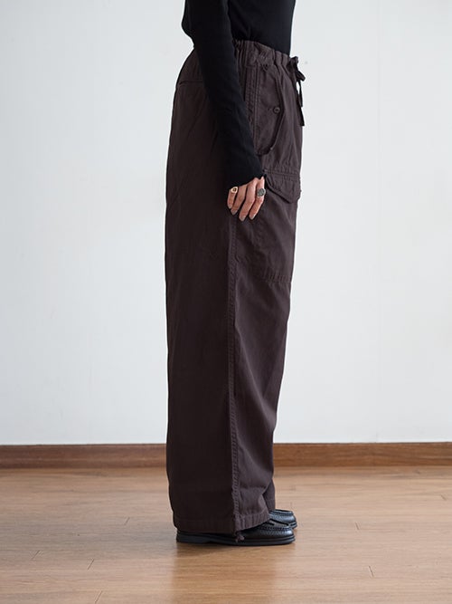 TICCA（ティッカ）カーゴパンツのダークブラウンのドローストリング付きワイドカーゴパンツ横向き着用画像