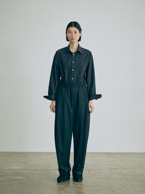 nicholson & nicholson ニコルソンアンドニコルソン ワイドパンツエストゴム仕様のダークトーンストライプ柄タックワイドパンツにタックインしたスタイリングの全身正面画像です