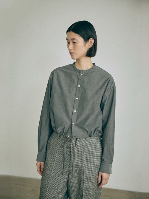 nicholson&nicholson（ニコルソンアンドニコルソン）のグレー系ショート丈フリルカラーシャツを着用した女性モデルのフロント着用画像です