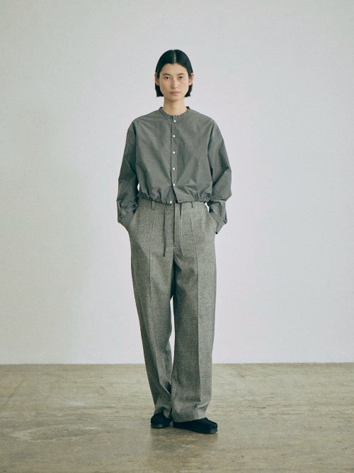 nicholson&nicholson（ニコルソンアンドニコルソン）のグレー系ショート丈フリルカラーシャツを着用した女性モデルの全身正面画像です