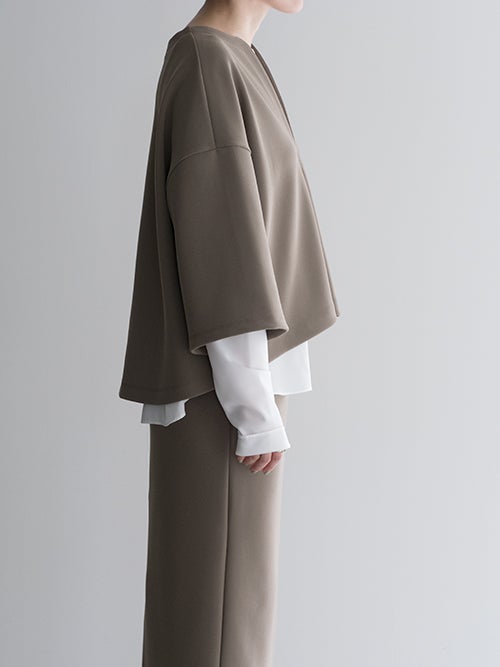 ...&DEAR グレージュのキーネック長袖プルオーバーと白ブラウスのレイヤードスタイル（サイド）