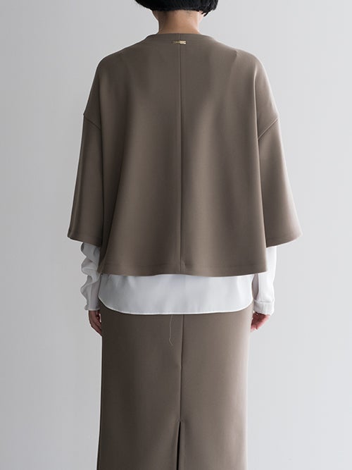 ...&DEAR グレージュのキーネック長袖プルオーバーと白ブラウスのレイヤードスタイル（バックスタイル）