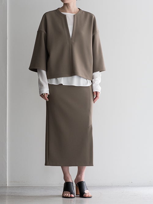 ...&DEAR グレージュのキーネックプルオーバーとスカートのセットアップスタイル（全身）
