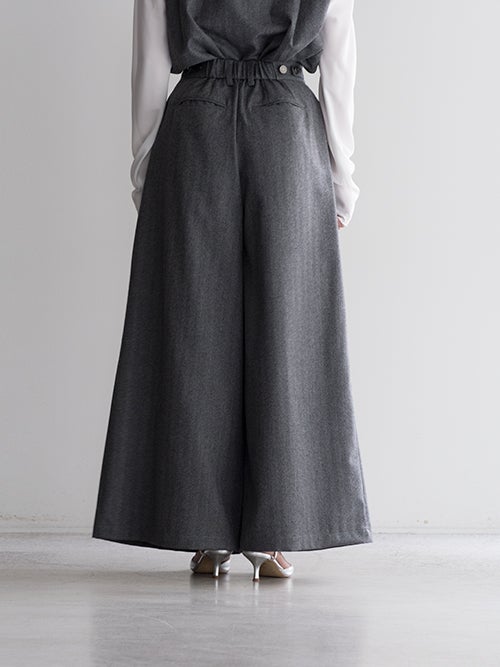 SALT+JAPAN（ソルトプラスジャパン）ウールワイドパンツのバックショット。ウエスト後部のギャザーゴム仕様とボタンアジャスター、ヒップラインをすっきり見せる玉縁ポケットが特徴のグレーワイドパンツ。