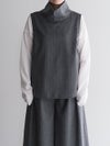 SALT+JAPAN ソルトプラスジャパン チャコールグレーのハイネックノースリーブブラウス 白インナー重ね着 レディースコーディネート