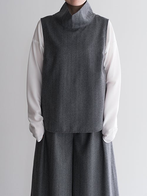 SALT+JAPAN ソルトプラスジャパン チャコールグレーのハイネックノースリーブブラウス 白インナー重ね着 レディースコーディネート