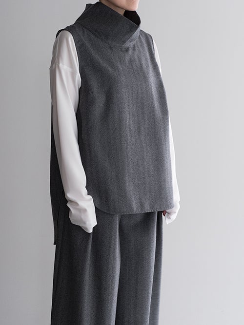 SALT+JAPAN ソルトプラスジャパン チャコールグレーの立体ハイネックブラウス サイドシルエット 白カットソー重ね着
