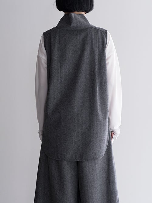 SALT+JAPAN ソルトプラスジャパン チャコールグレーの立体ハイネックブラウス ロング丈バックスタイル 白シャツレイヤード