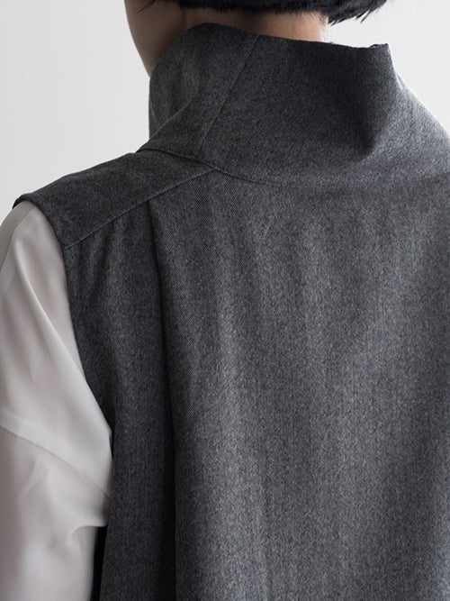 SALT+JAPAN ソルトプラスジャパン チャコールグレーの立体ハイネックブラウス バックネック切り替え・衿元ズーム