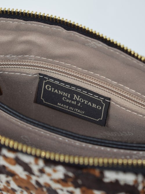 「GIANNI NOTARO Carol J.」のブランドロゴが施された内装のアップ
