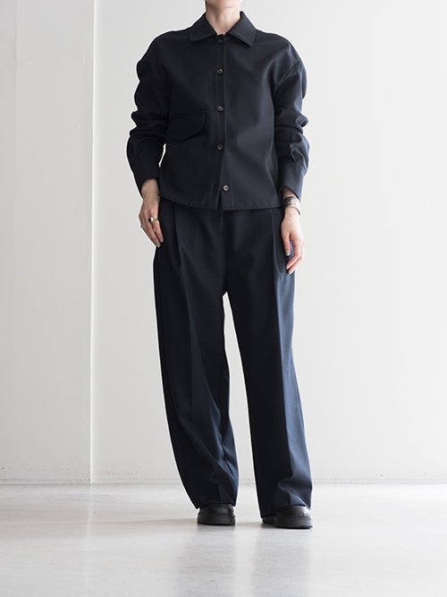 TELA（テラ）ZILLOパンツ ネイビーのセットアップスタイル（正面全身）