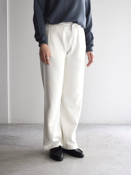CROSSLEY（クロスリー）のオフホワイト スウェットパンツのななめフロント着用画像