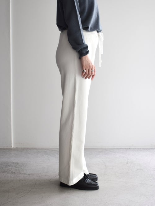 CROSSLEY（クロスリー）のオフホワイト・スウェットパンツを着用したサイドスタイリング
