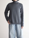 CROSSLEY（クロスリー）のグレー・タートルネックニットを着用したフロントスタイリング