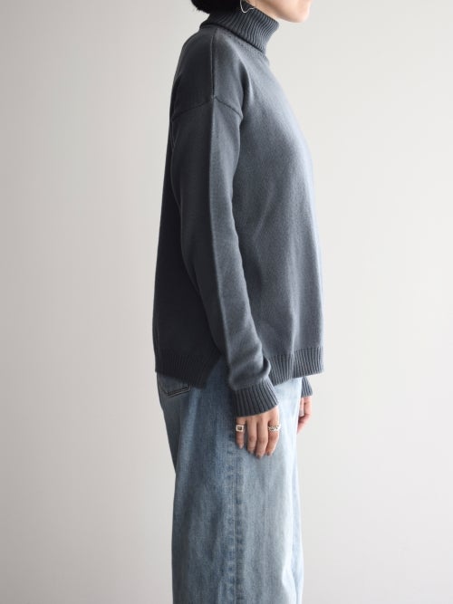 CROSSLEY（クロスリー）のグレー・タートルネックニットを着用したサイドスタイリング