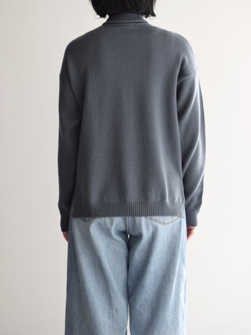 CROSSLEY（クロスリー）のグレー・タートルネックニットを着用したバックスタイリング