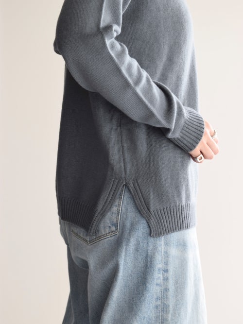 CROSSLEY（クロスリー）のグレー・タートルニットのサイドスリットと裾リブのアップ画像