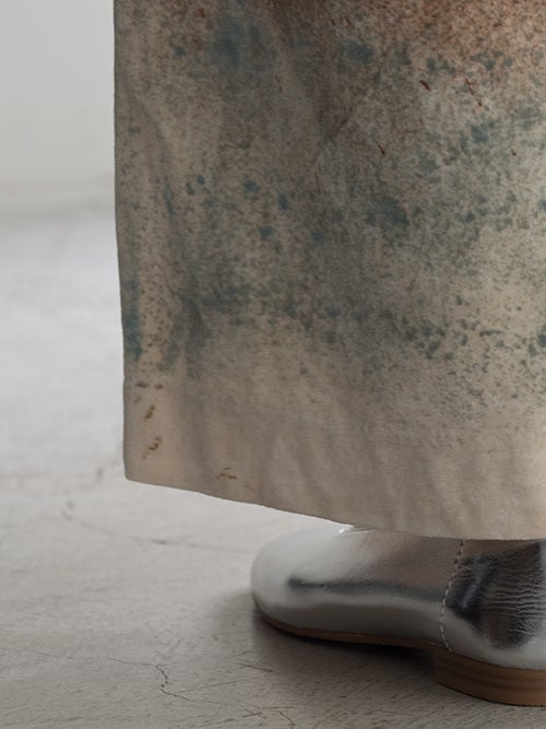 ENRICA（エンリカ）オーガニックコットンベロアパンツの裾部分アップ。裾口にかけて淡いトーンとニュアンスのある青みがかったグラデーション模様が美しく映える仕様