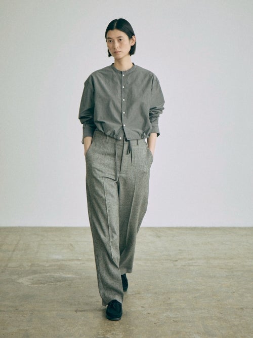 nicholson&nicholsonのハウンドトゥース柄（千鳥格子）ハイウエストタックパンツ STILL-HT ブラックチェックにグレーのシャツを合わせた全身スタイリング画像