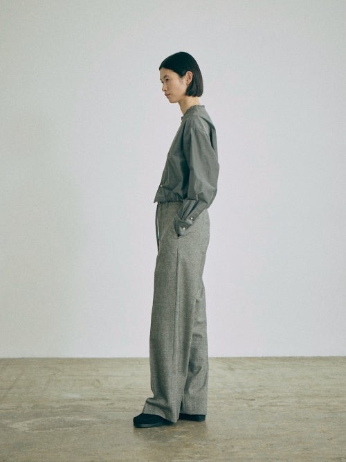 nicholson&nicholsonのハウンドトゥース柄（千鳥格子）ハイウエストタックパンツ STILL-HT ブラックチェックを着用したモデルのサイドスタイリング画像