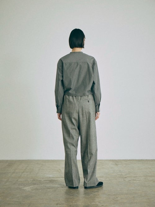 nicholson&nicholsonのハウンドトゥース柄（千鳥格子）ハイウエストタックパンツ STILL-HT ブラックチェックを着用したモデルのバックスタイルコーディネート画像