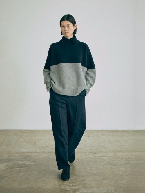 nicholson&nicholsonのバイカラーニット LULU-BI とパンツを合わせた、全体的なシルエットやスタイリングがわかる全身着用画像