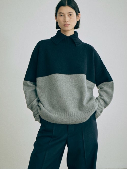 nicholson&nicholsonのバイカラーニット LULU-BI を着用した、特徴的なリブ襟とツートーンの配色バランスがわかるスタイリング画像