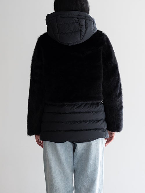 CAPE HORN ケープホーンのダウンジャケット「CORRALON」着用イメージ（バックスタイル）。黒いフェイクファーとボリュームのあるフード、裾から覗くダウンジレのバックシルエット、ライトブルーのデニムパンツを合わせたコーディネート