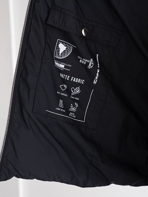 CAPE HORN ケープホーンのダウンジャケット「CORRALON」の内ポケット部分。「MATTE FABRIC」やフィルパワー800、撥水性などの機能アイコン・ロゴがプリントされた裏地デザイン。