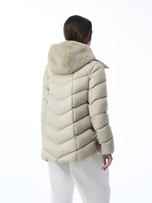 【CAPEHORN ケープホーン】ALVAREZ MATT アルヴァレズ マット ダウンジャケット バックスタイル・背面着用画像（ベージュ系）