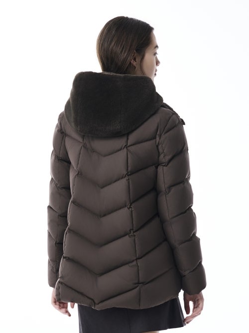 【CAPEHORN ケープホーン】ALVAREZ MATT アルヴァレズ マット ダウンジャケット バックスタイル・背面着用画像（ダークブラウン系）