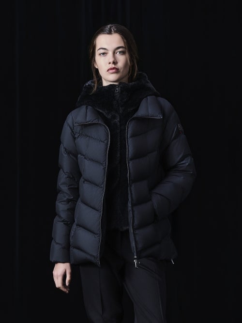 【CAPEHORN ケープホーン】ALVAREZ MATT アルヴァレズ マット ダウンジャケット 上半身着用画像（ブラック系・ダークトーン背景）