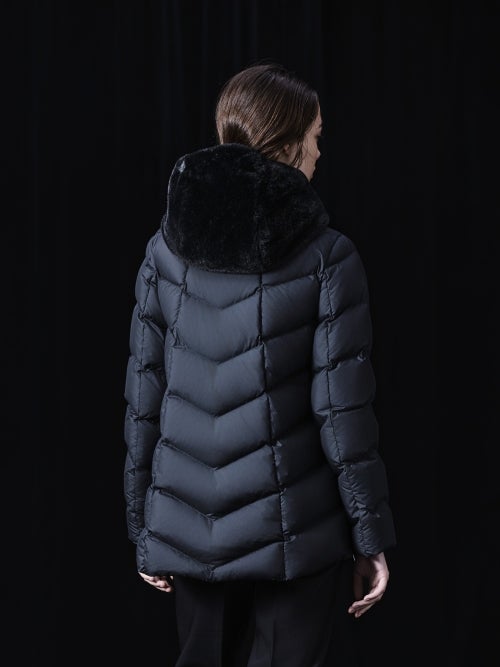 【CAPEHORN ケープホーン】ALVAREZ MATT アルヴァレズ マット ダウンジャケット バックスタイル・背面着用画像（ブラック系）