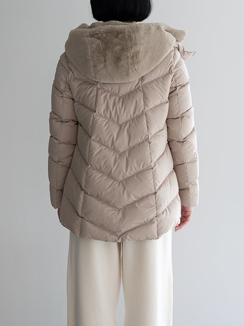 CAPE HORN ALVAREZ MATT ダウンジャケット ライトベージュのバックスタイル