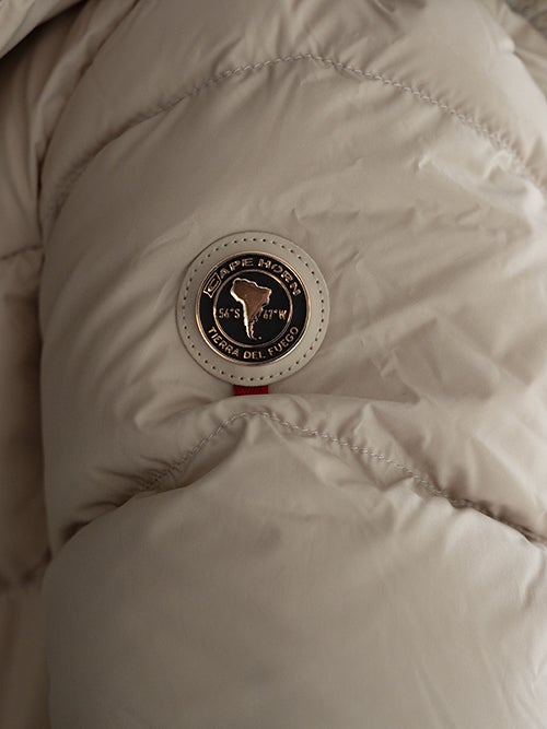 CAPE HORN ALVAREZ MATT ダウンジャケット ライトベージュのブランドロゴワッペン