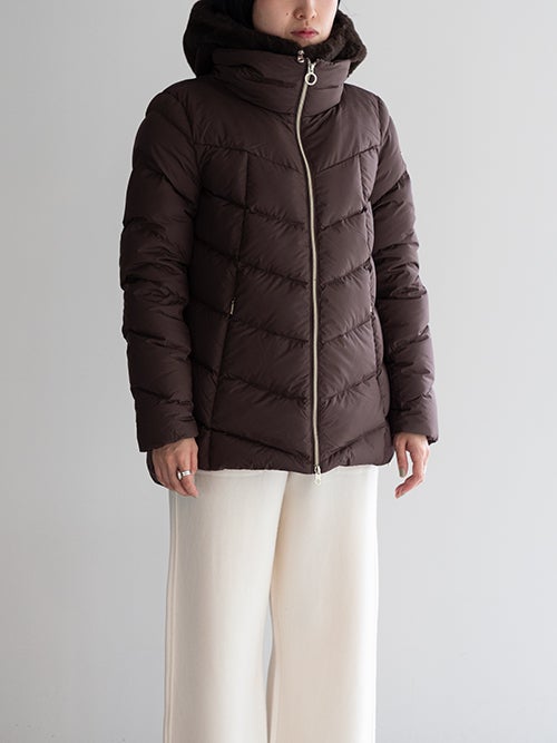 CAPE HORN ALVAREZ MATT ダウンジャケット ダークブラウンのフロントジップ閉め着用コーディネート