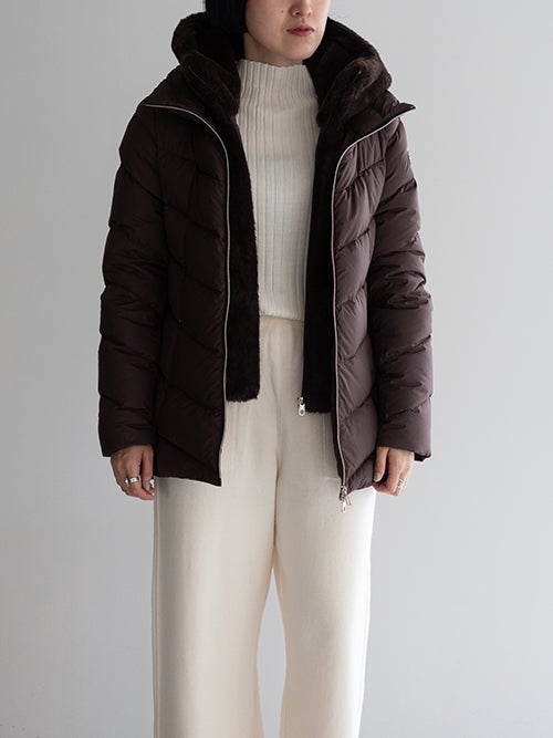 CAPE HORN ALVAREZ MATT ダウンジャケット ダークブラウンのフロントジップ開き着用コーディネート