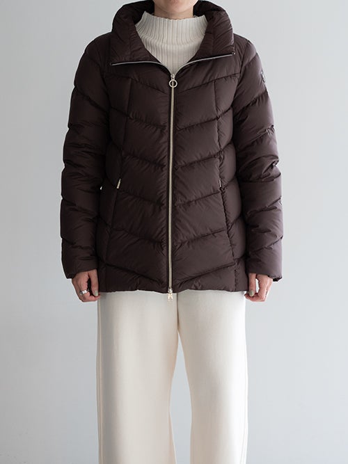 CAPE HORN ALVAREZ MATT ダウンジャケット ダークブラウンのフードなし・ジップ閉め着用コーディネート