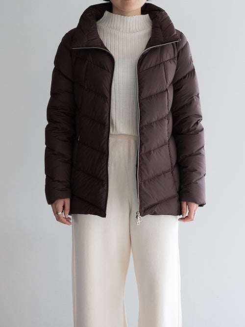 CAPE HORN ALVAREZ MATT ダウンジャケット ダークブラウンのフードなし・ジップ開き着用コーディネート