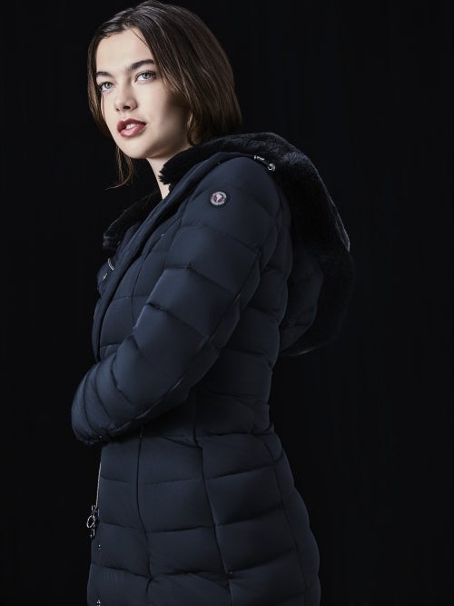 CAPEHORN ケープホーン SANTACRUZ ECOFUR ダウンコートを着用した女性の横姿